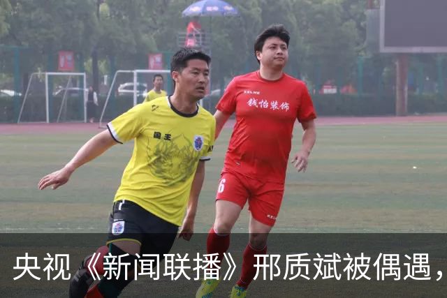 央视《新闻联播》邢质斌被偶遇，身材发福满头白发像邻家老奶奶